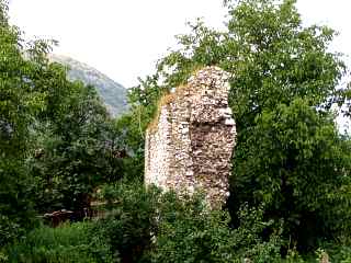 Plešivec - hradný múr